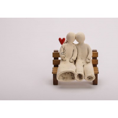 Ιστορίες αγάπης - Ζευγάρι σε ξύλινο παγκάκι (1)