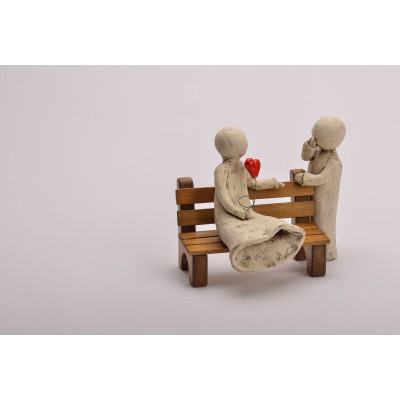 Ιστορίες αγάπης - Ζευγάρι σε ξύλινο παγκάκι (2)