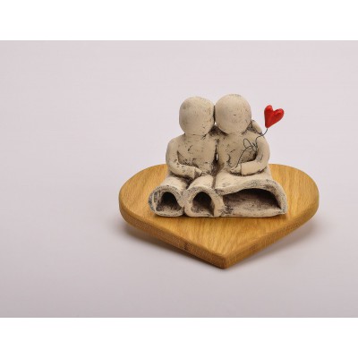 Ιστορίες αγάπης - Ζευγάρι σε ξύλινη καρδιά