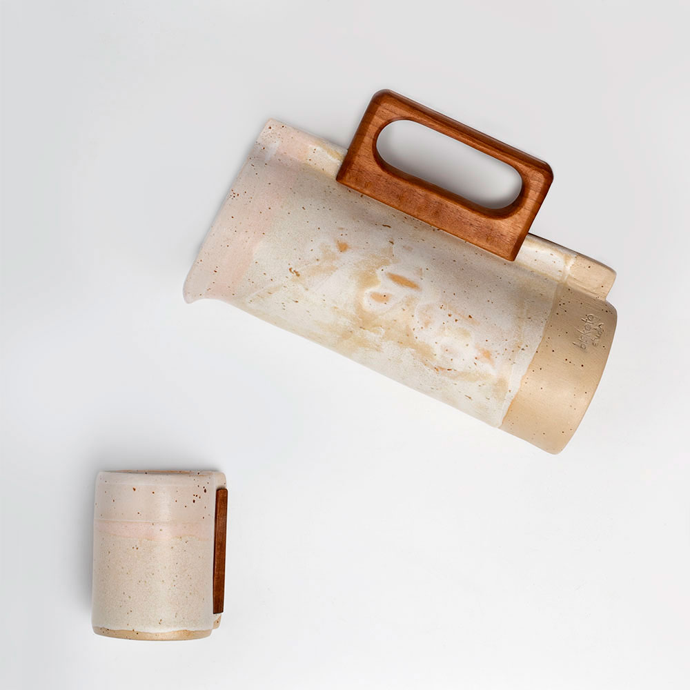 Σετ κεραμική κανάτα "δάκρυ" και 4 ποτήρια με ξύλινες λεπτομέρειες Χειροποίητα χρηστικά αντικείμενα