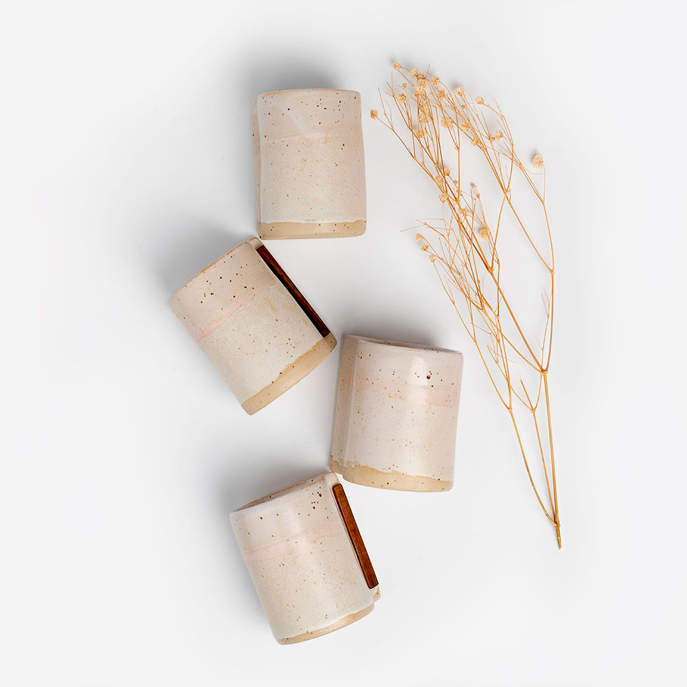 Σετ κεραμική κανάτα "δάκρυ" και 4 ποτήρια με ξύλινες λεπτομέρειες Χειροποίητα χρηστικά αντικείμενα