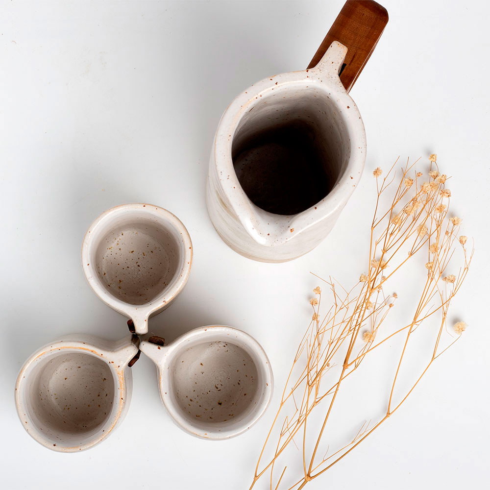 Σετ κεραμική κανάτα "δάκρυ" και 4 ποτήρια με ξύλινες λεπτομέρειες Χειροποίητα χρηστικά αντικείμενα