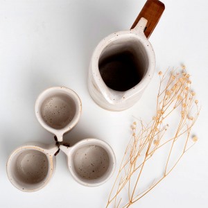 Σετ κεραμική κανάτα "δάκρυ" και 4 ποτήρια με ξύλινες λεπτομέρειες Χειροποίητα χρηστικά αντικείμενα