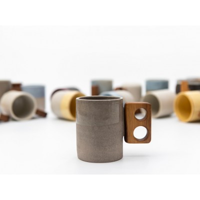 Κεραμική κούπα "DION" γκρι, με ξύλινο χερούλι καρυδιά