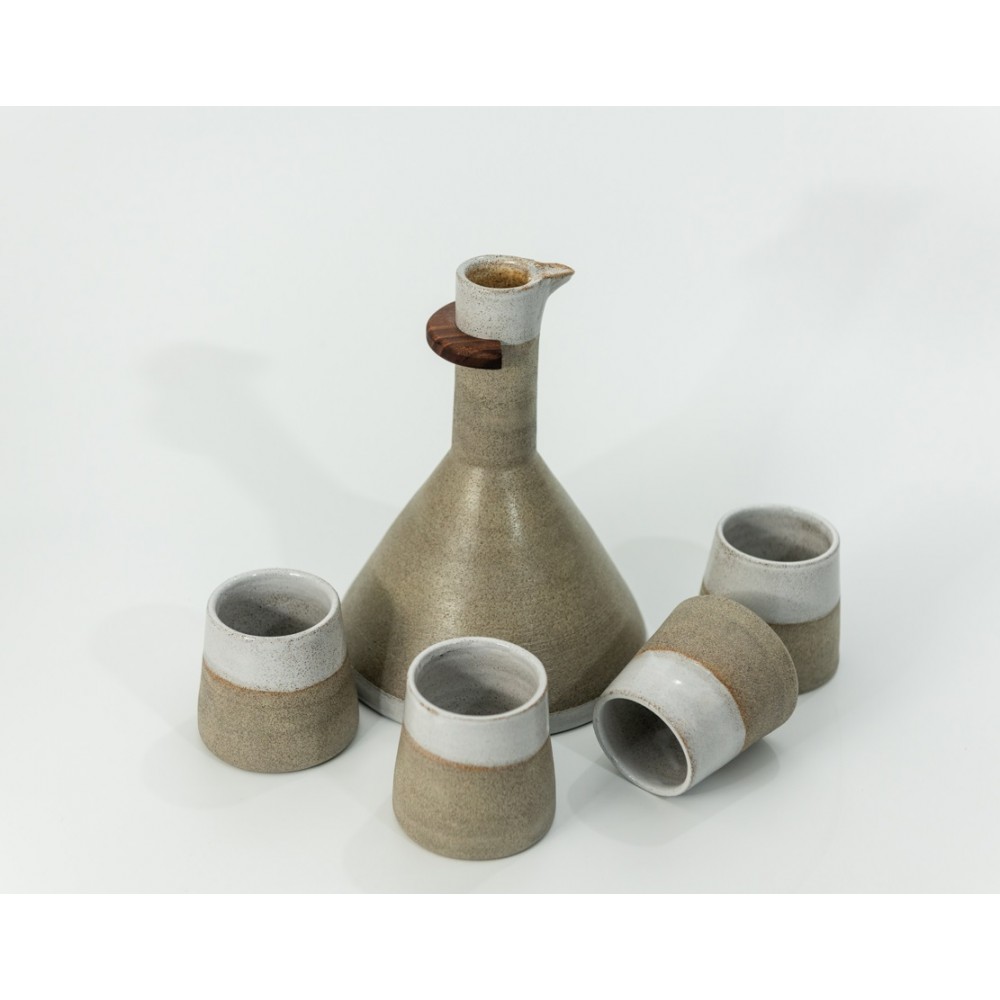 Σετ κεραμική κανάτα "χημείου" με χερούλι καρυδιά και 4 ποτήρια  Χειροποίητα χρηστικά αντικείμενα